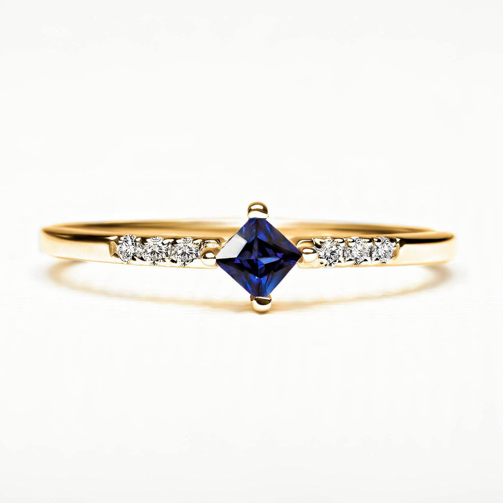 The Kali ring in 18K vermeil, set with a princess cut sapphire and diamond pavé, by Mayuri