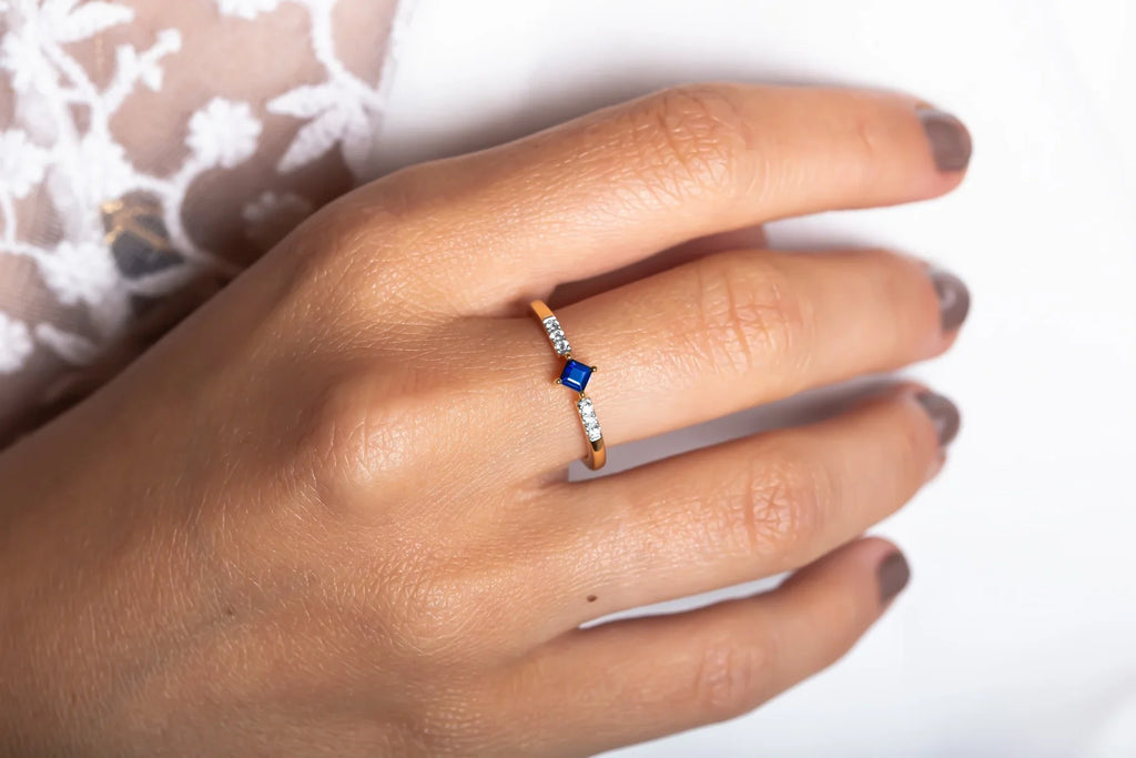Horizon Mayuri collection sapphire ring in 18K gold, with a deep blue to white sapphire gradient