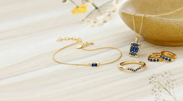 Portrait of a woman with a natural complexion wearing discreet vermeil jewellery