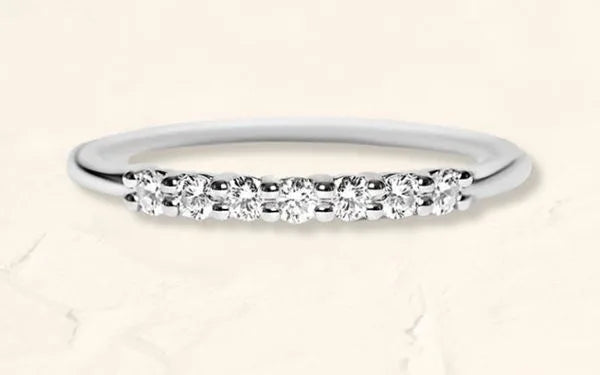 Vadha wedding ring in 18K white gold set with seven brilliant-cut diamonds by Mayuri