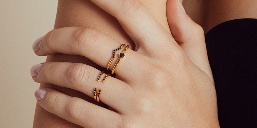 The Sakshi ring in 18K yellow gold with black diamond, Mayuri collection