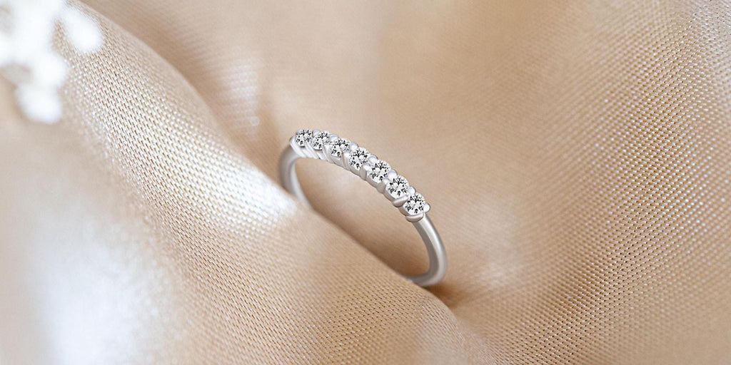 The Vadha ring in 18K white gold set with a diamond, by Mayuri