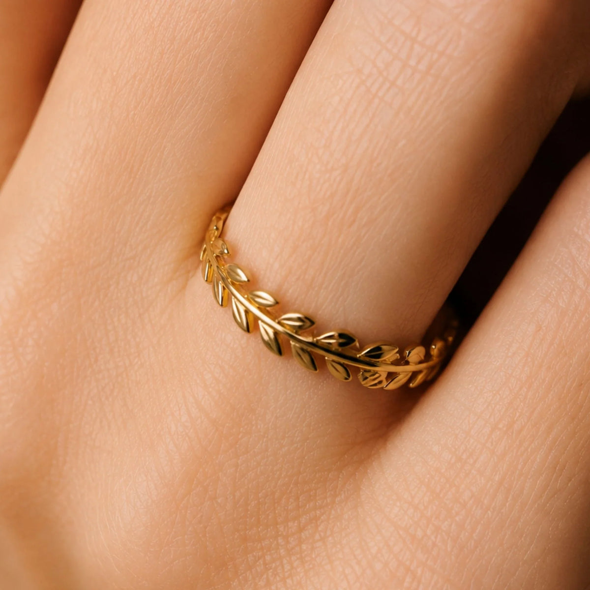 Daphné women's yellow gold wedding ring worn on the finger