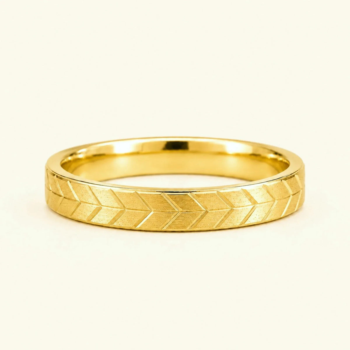 Men's 3mm chevron engraved 18K yellow gold wedding ring Maât