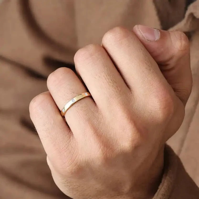 Viyom men ring yellow gold diamond