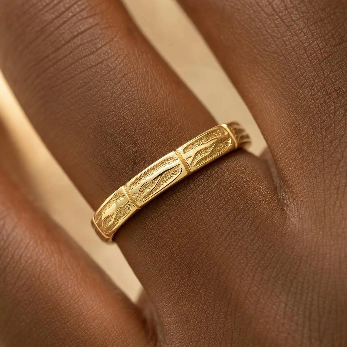 Sobek 2.7mm ring worn on the finger, macro on the crocodile scales in yellow gold