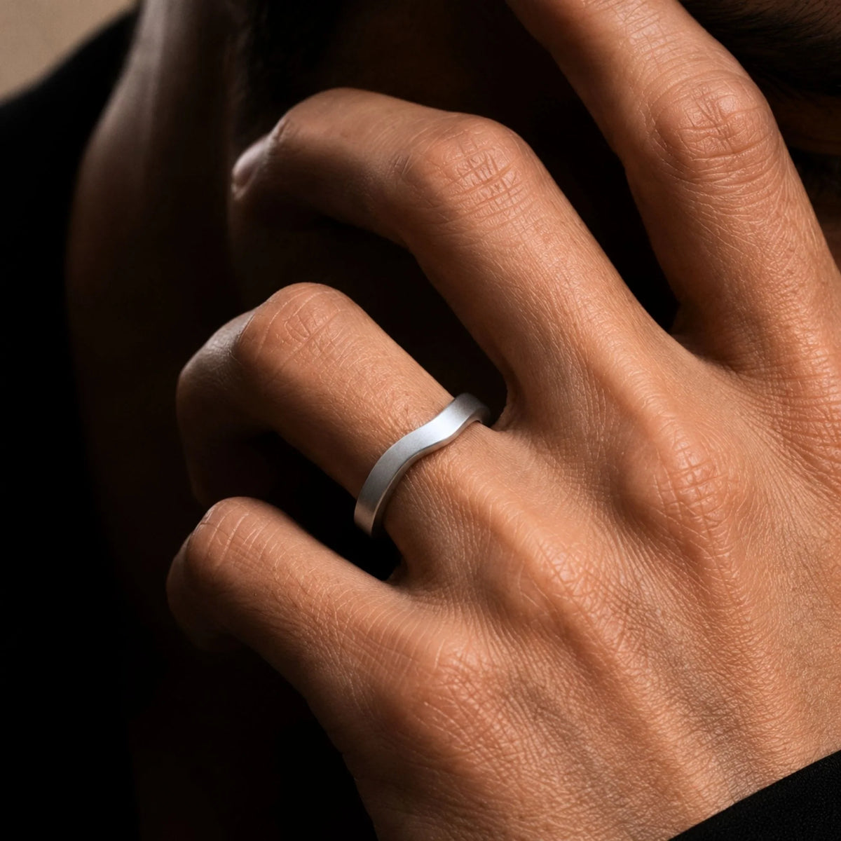 Men's wedding ring white gold Pontos worn on finger