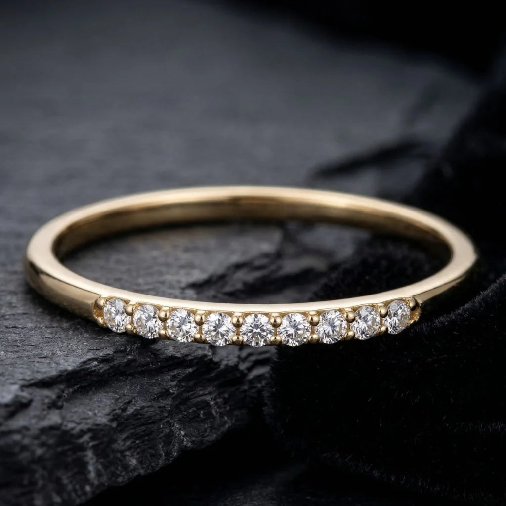 Half-eternity band set with diamonds in yellow gold, on a slate background