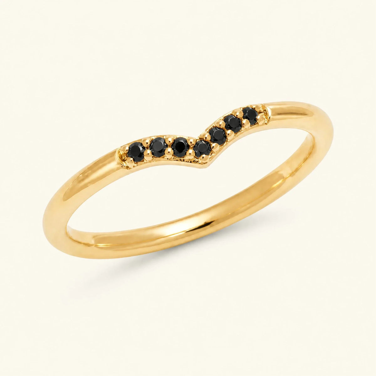 Chevron ring pavé with black diamonds in yellow gold