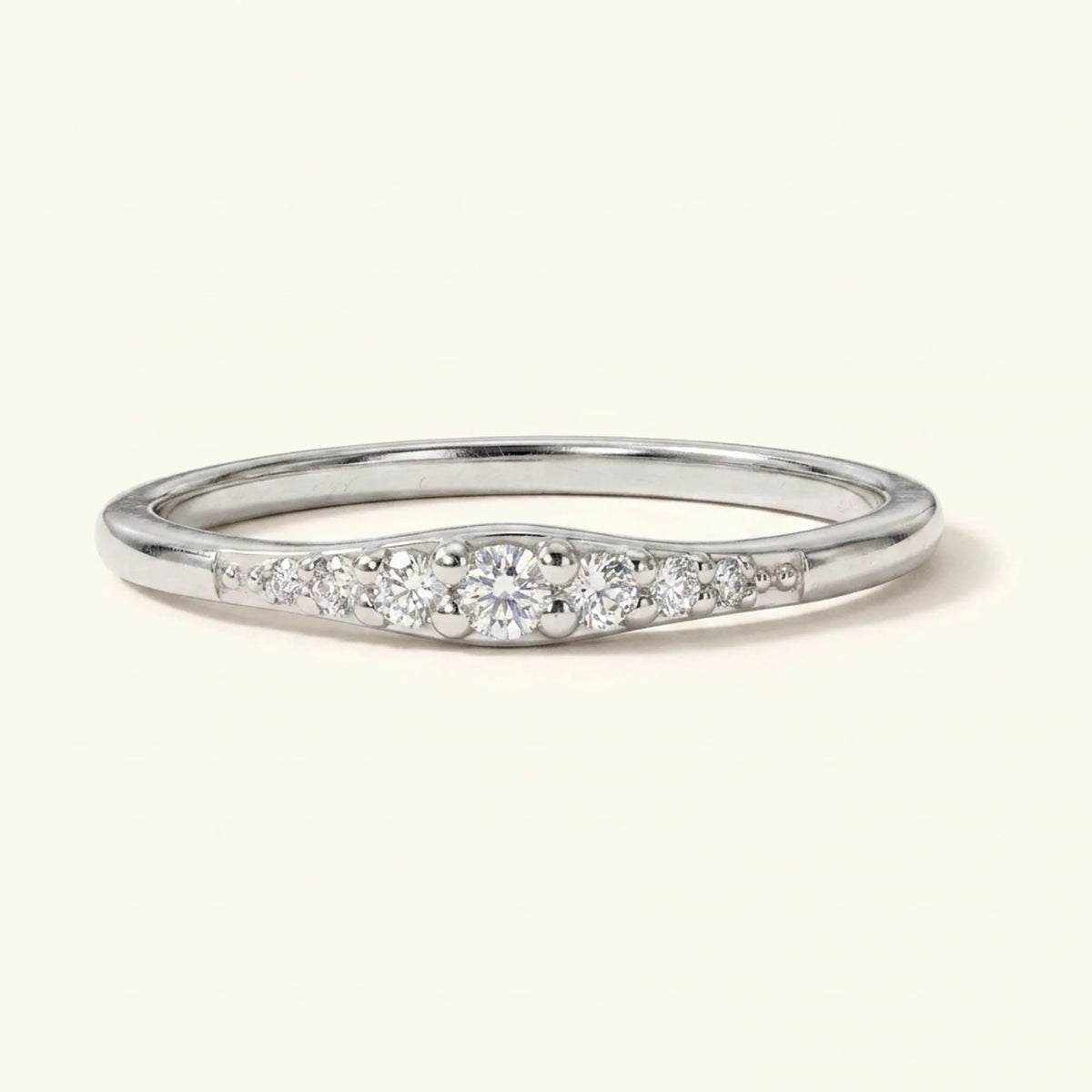 Sushma wedding ring pavé with gradient diamond in white gold