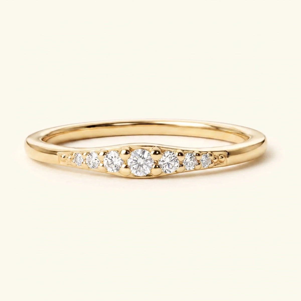 Sushma wedding ring pavé with gradient diamond in yellow gold