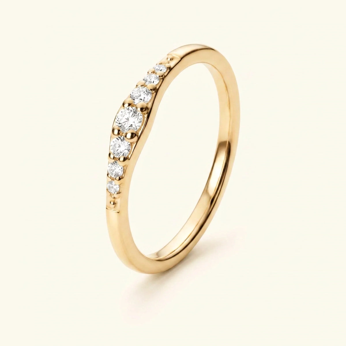 Sushma wedding ring pavé with gradient diamond in yellow gold — 3/4 view