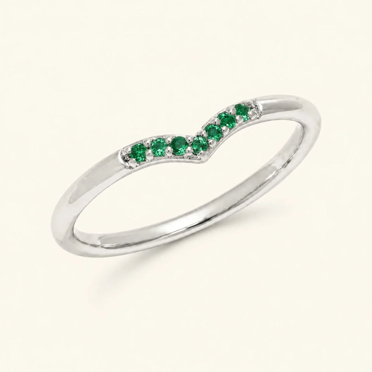 Chevron ring pavé with emeralds in white gold
