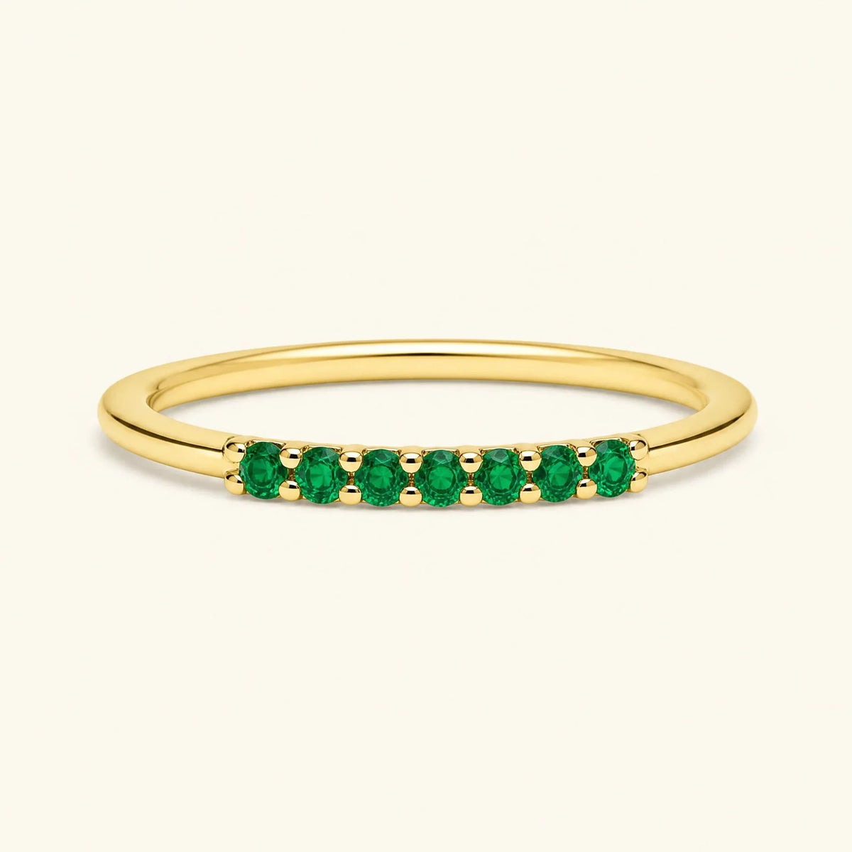 Vadha pavé wedding ring set with 7 emeralds in yellow gold