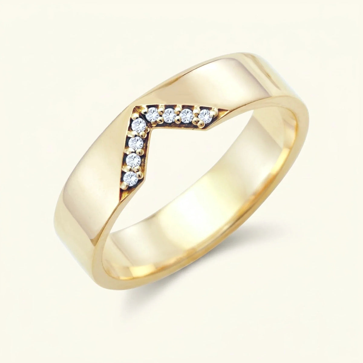 V-shaped pavé white diamond ring for men in yellow gold