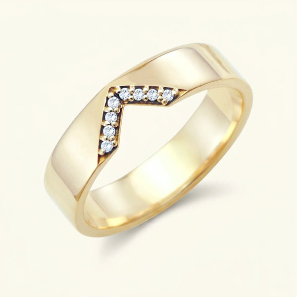 V-shaped pavé white diamond ring for men in yellow gold