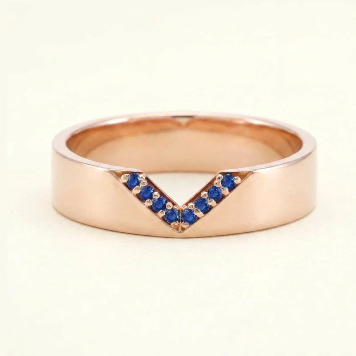 V-shaped ring pavé set with sapphires for men in rose gold