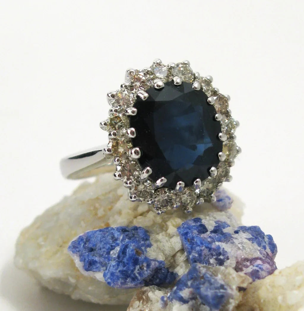 Replica of Diana's engagement ring: an oval sapphire surrounded by diamonds in white gold