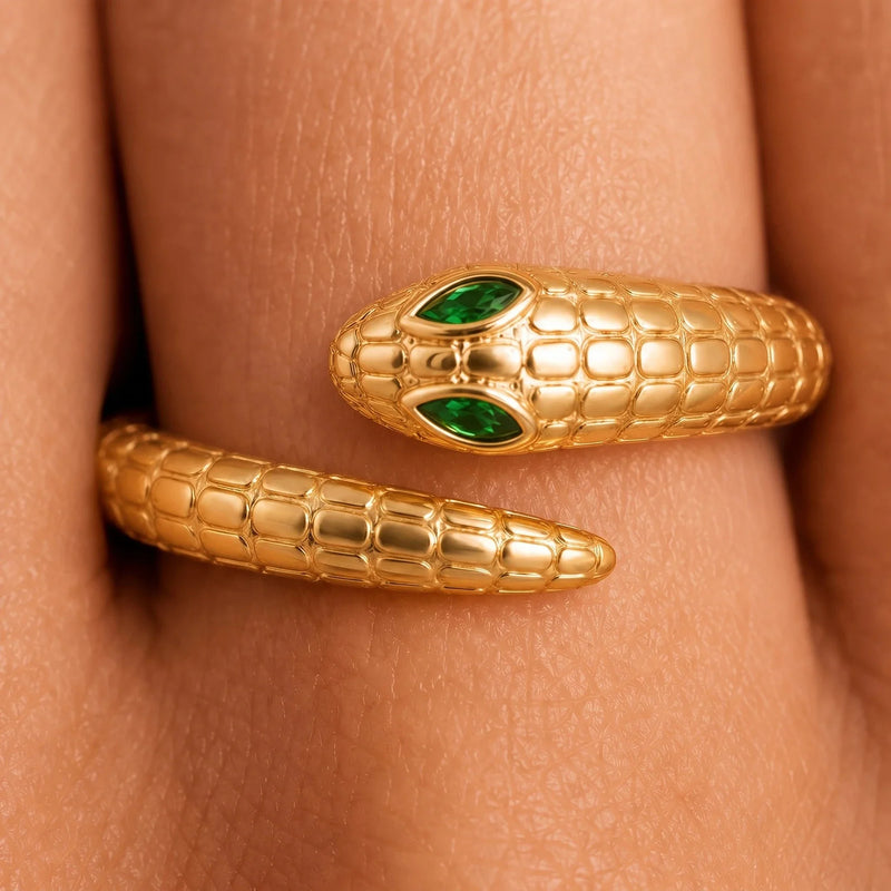 Close-up of the marquise emerald eyes of the Méhen snake ring in 18K yellow gold
