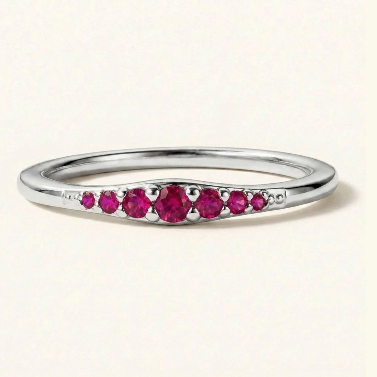Bague alliance dégradée de rubis en or blanc
