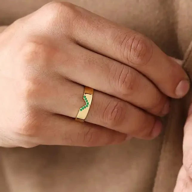 Rudra men's ring in 18k gold emerald