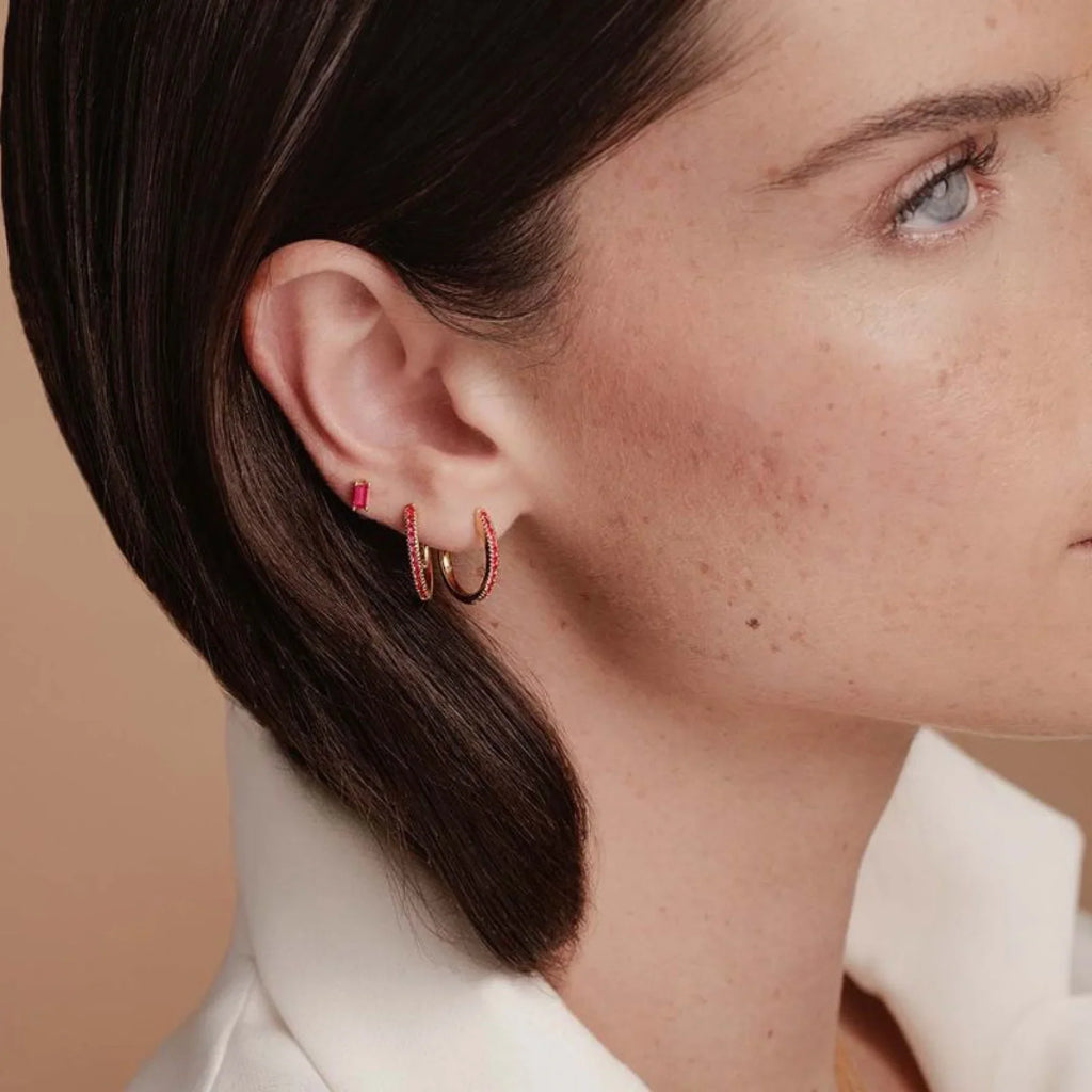 Dangling earrings in yellow gold and ruby, ideal for elongating a round face