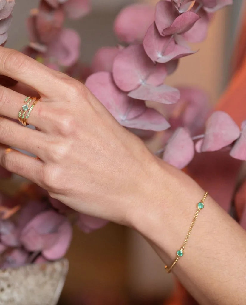 Dhanya bracelet in emerald and yellow gold worn on the wrist, a gift for a bridesmaid or witness