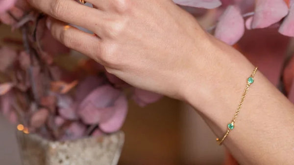 Dhanya bracelet in emerald and yellow gold worn on the wrist, a gift for a bridesmaid or witness