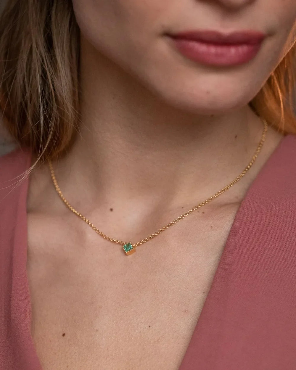 Indrani necklace in 18K yellow gold with an emerald on a fine chain, worn by Mayuri