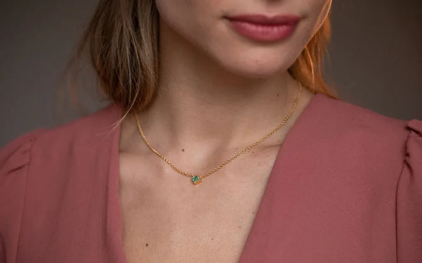 Indrani necklace in 18K yellow gold with an emerald on a fine chain, worn by Mayuri