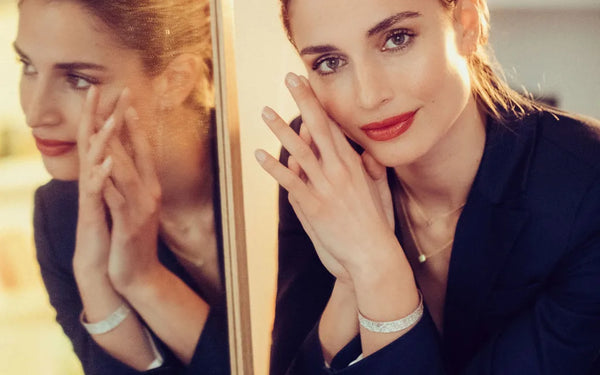 Shakti bangle in 925 silver worn on the wrist, navy blazer in front of a mirror