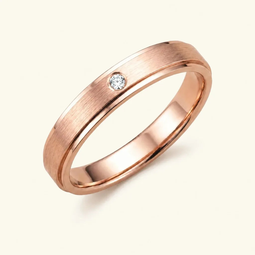 The Dhruva ring in 18K rose gold with a diamond and a brushed finish, by Mayuri