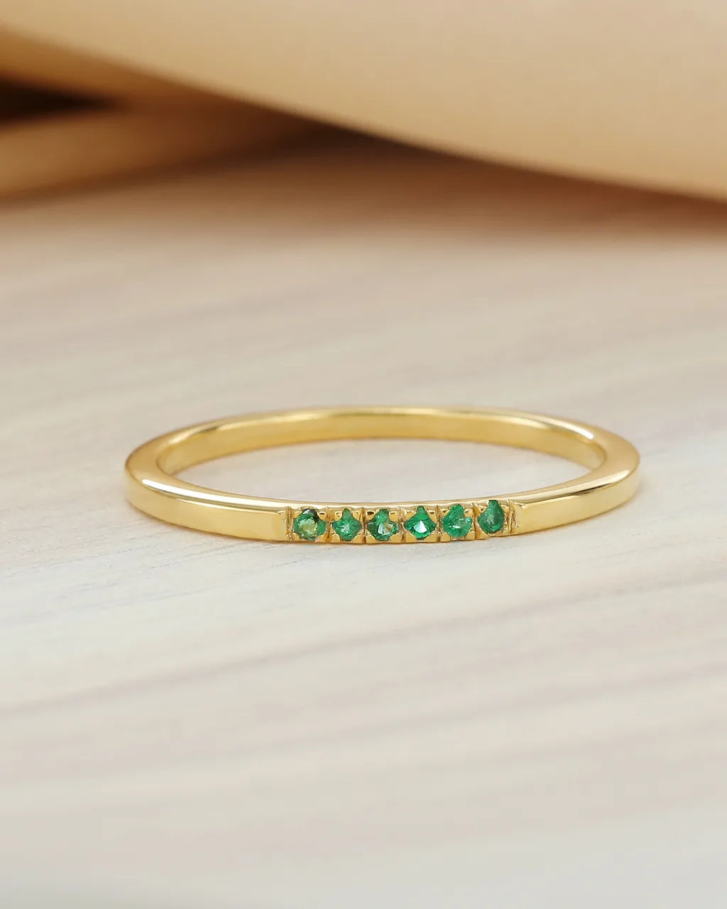 The Nisha ring in 18K yellow gold, set with emeralds cut by Mayuri
