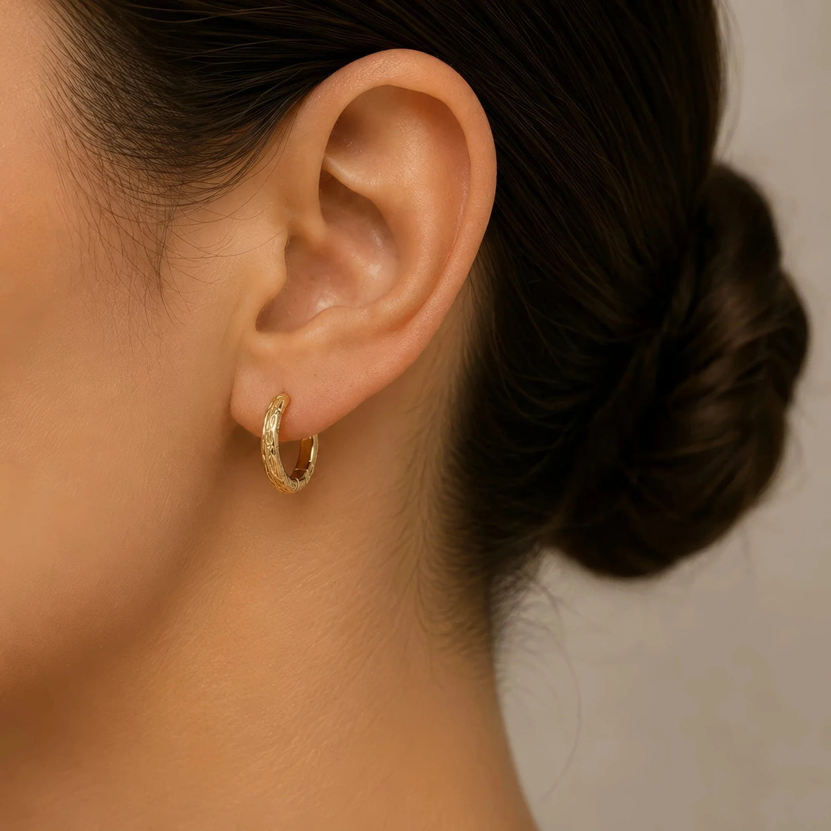 Sobek yellow gold hoop worn on the ear, hoop with crocodile scales