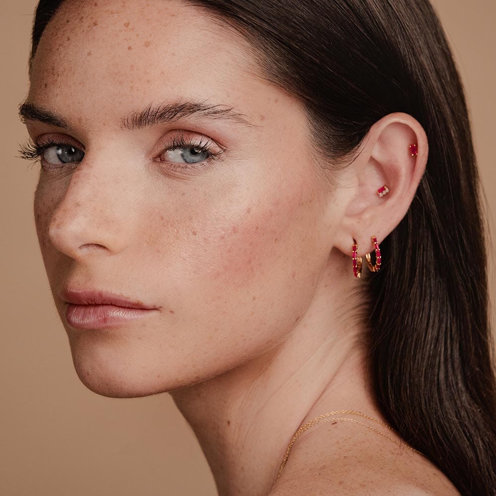 Yatra ruby ​​hoop earrings in yellow gold