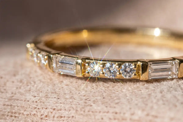 Brilliant cut diamond illustrating the 4Cs: brilliance, colour, clarity and carat weight
