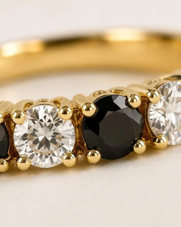 Wedding ring in 18K yellow gold set with alternating black and white diamonds, a contemporary mineral contrast by Mayuri