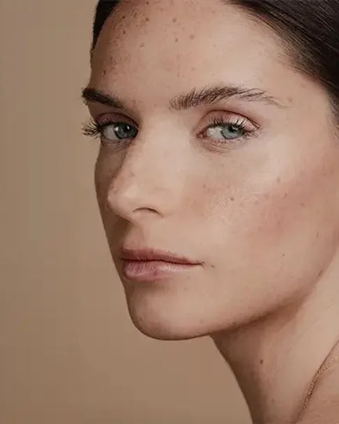 Portrait of a woman with a natural complexion wearing discreet vermeil jewellery
