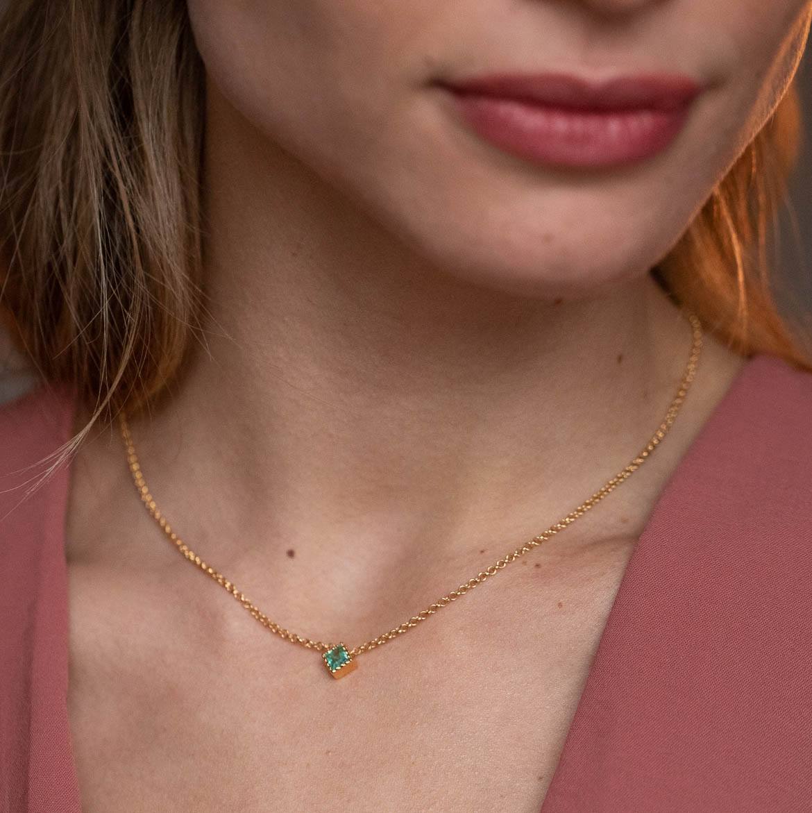 Delicate emerald necklace in a princess cut diamond shape