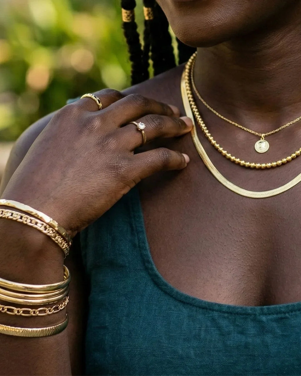 18K yellow gold worn on deep skin, a striking contrast of gold and ebony