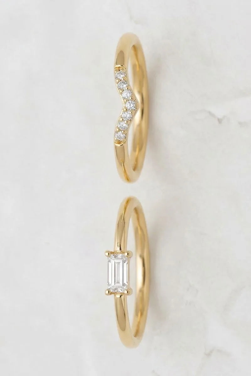 Diamond solitaire ring and diamond pavé wedding ring in 18K yellow gold