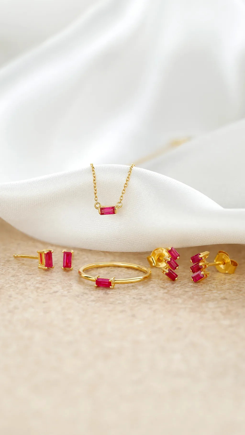 Mayuri ruby parure in 18K yellow gold: necklace, earrings and ring