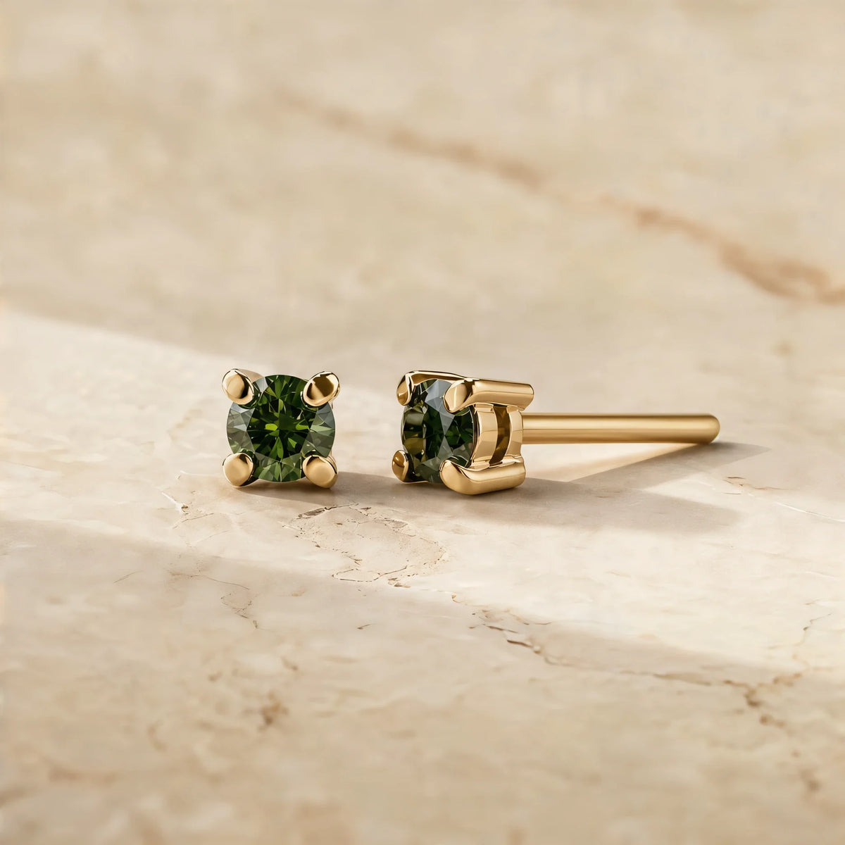 Boucles d'oreilles Saral diamant vert en or jaune 18 carats, puces posées sur travertin